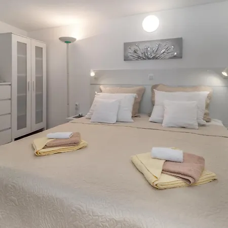 Gorgeous In With Kitchen Holiday home *