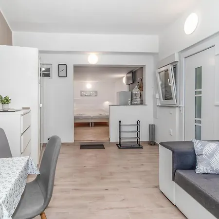 Gorgeous In With Kitchen Holiday home